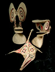 Bainings-naamiot, New Britain (puu ja venytetty nahka)